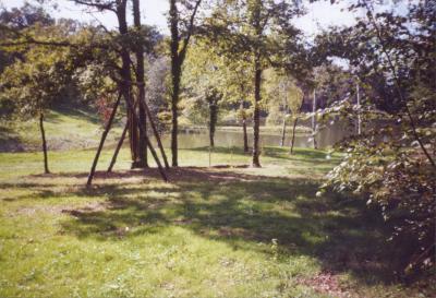 Quelques aménagements : barbecue, tables, bancs, balançoires pour les enfants.