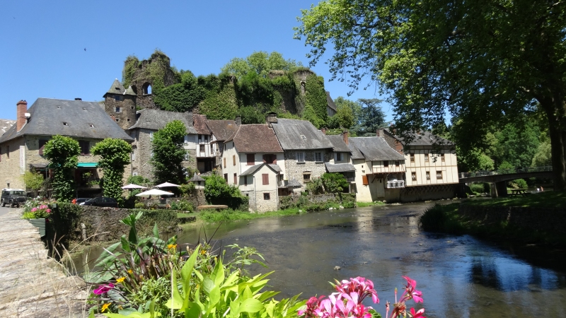 Les amateurs de nature apprécieront les sentiers de randonnée ou les petits ruisseaux en sous bois. Dans un autre format , les cascades de Gimel, la vallée de l'Auvézère avec ses forges, signes d'une autre époque, plus loin la Vallée de la Dordogne avec ses promenades en gabares, souvenir d'une époque faste